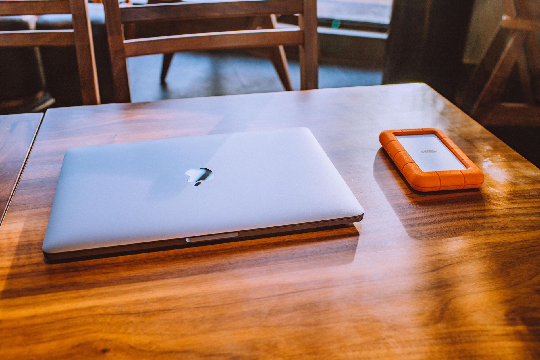 Een externe harde schijf naast een laptop voor een back-up