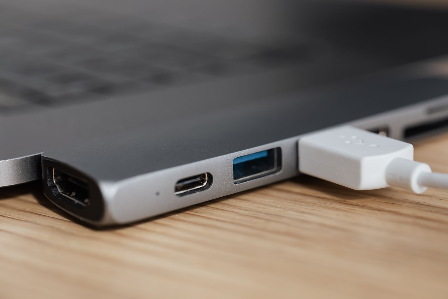 Kabels en adapter worden aangesloten op een nieuwe laptop
