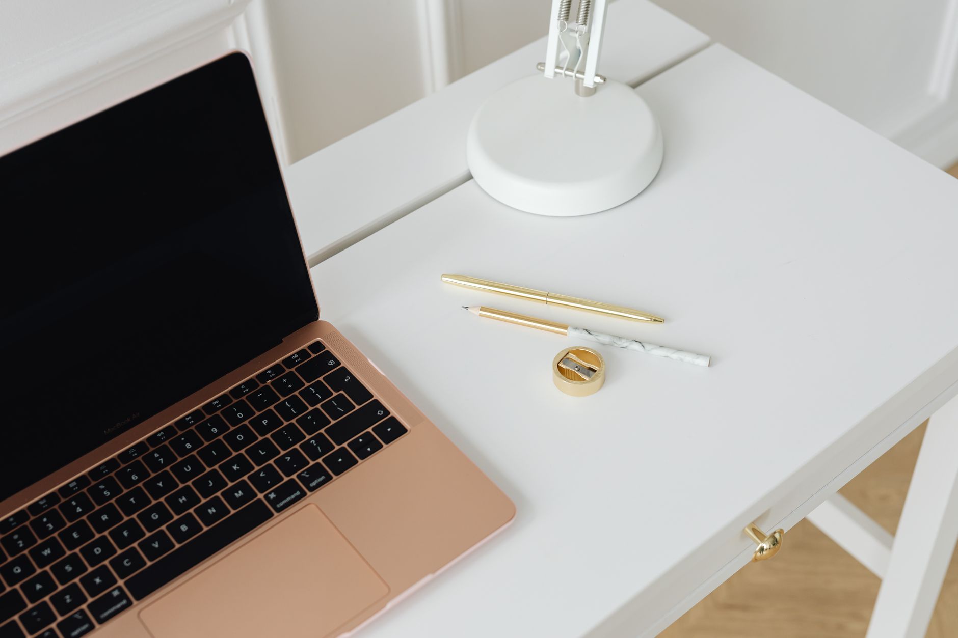 Een opgeruimd bureau met een schone laptop