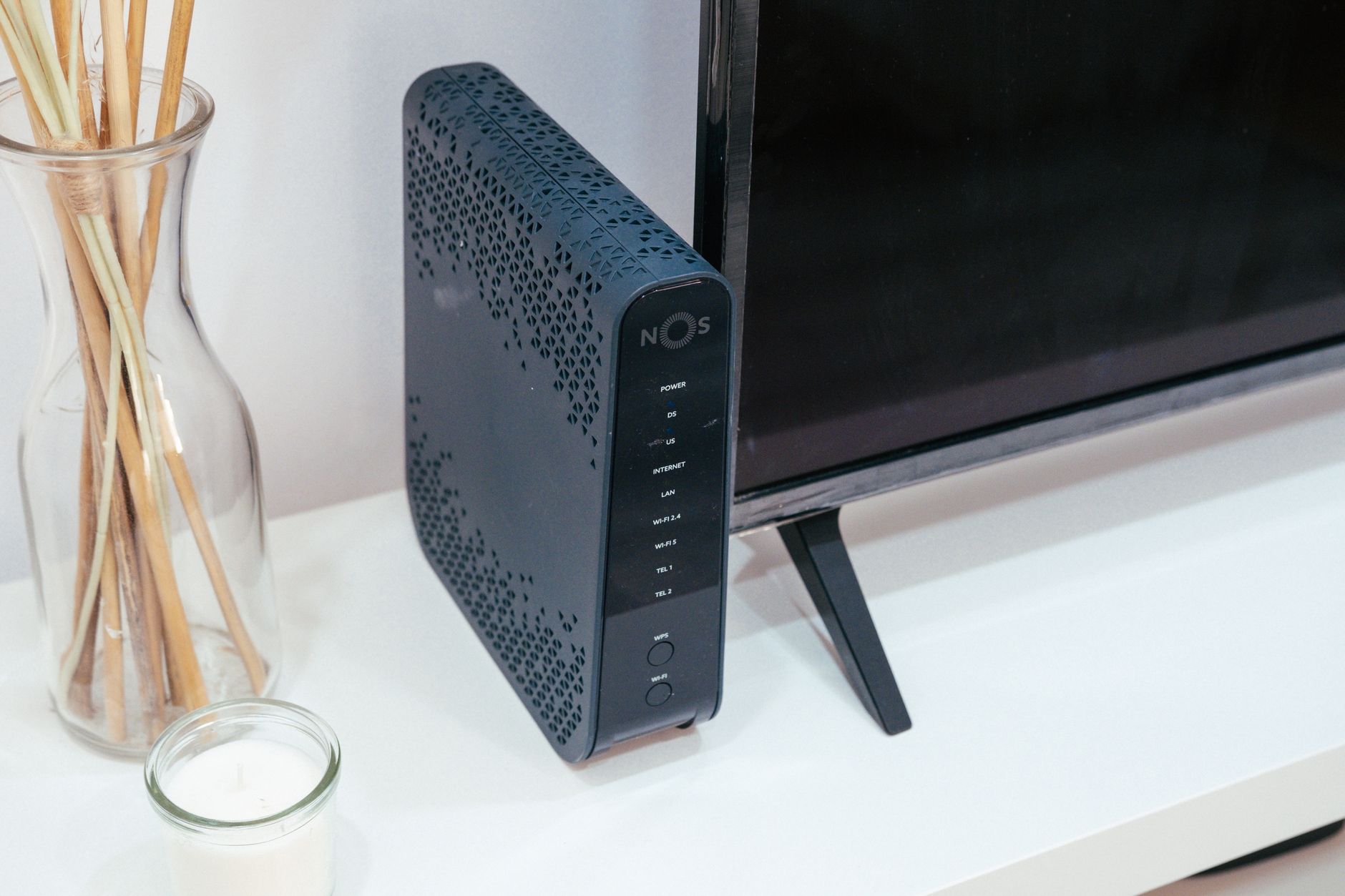 Een wifi-router in de woonkamer naast de televisie