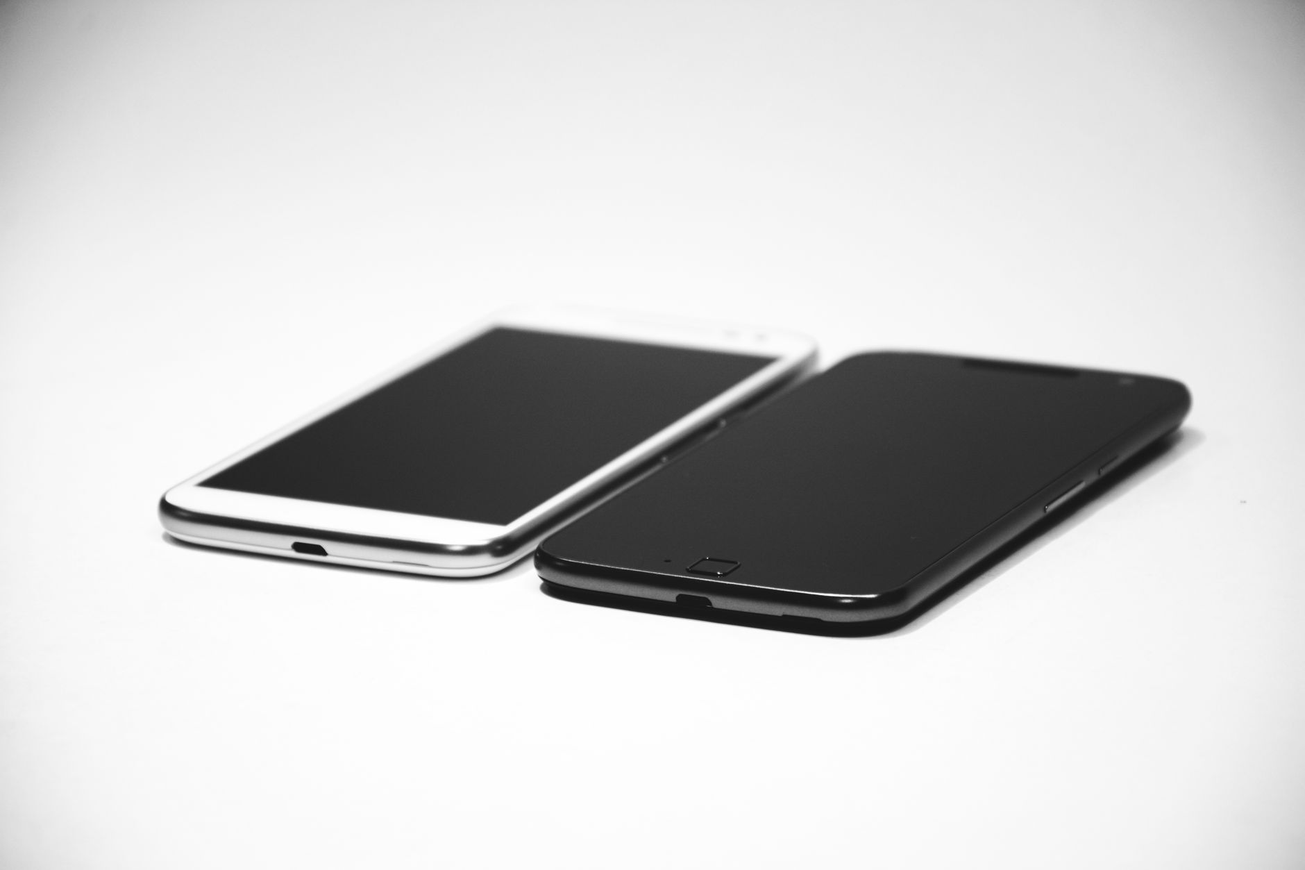 Een iPhone en een Android-telefoon naast elkaar