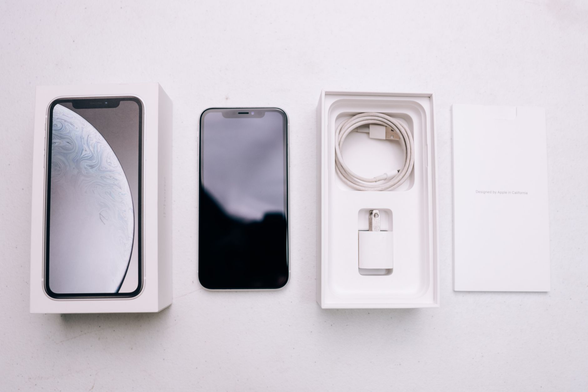Een nieuwe telefoon met doos en toebehoren klaar om in te stellen