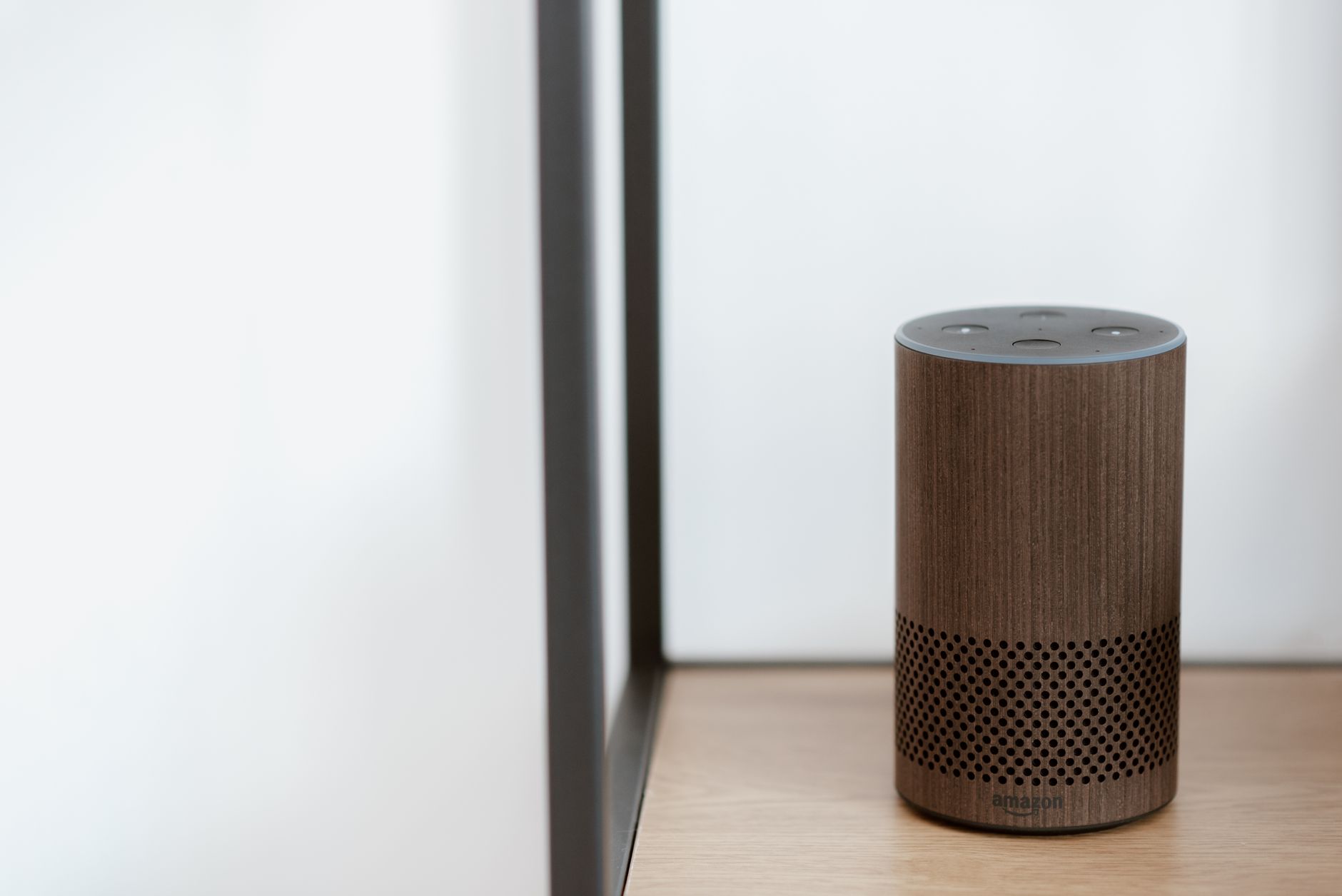 Een slimme speaker in de woonkamer wordt ingesteld
